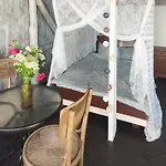Campingplatz Minimalist Riverside Hideout *
