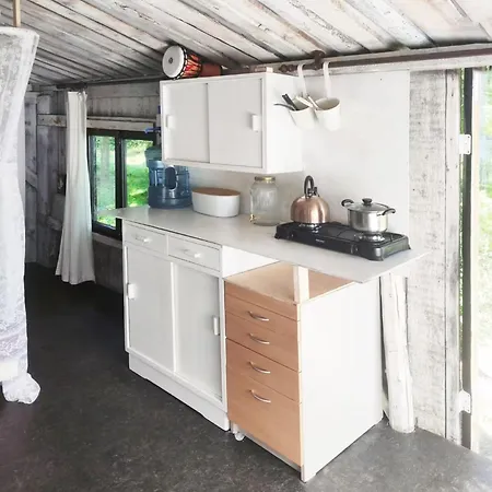 Minimalist Riverside Hideout Campingplads *