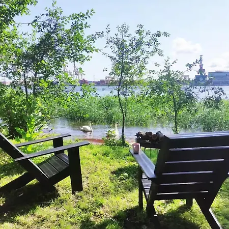 Minimalist Riverside Hideout Campingplads Riga