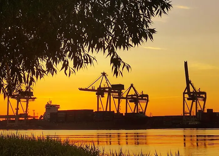 Minimalist Riverside Hideout Campeggio