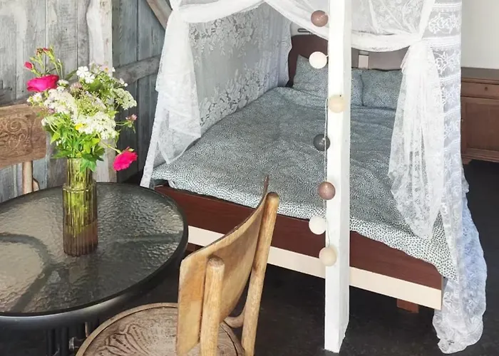 Campeggio Minimalist Riverside Hideout *